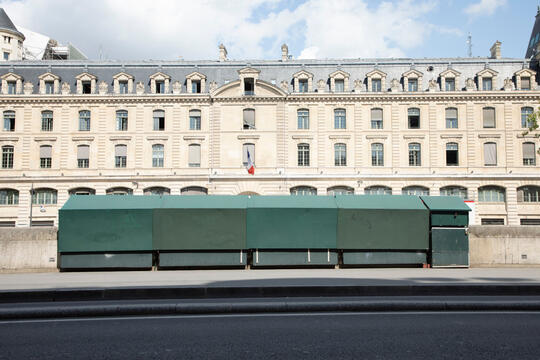 Les boîtes des bouquinistes sur les quais. Au fond la préfecture de Paris.