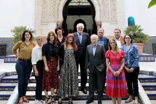 Photo des 11 membres du jury du Prix littéraire de la Grande Mosquée de Paris 2024 sur le parvis de la Grande Mosquée de Paris.
