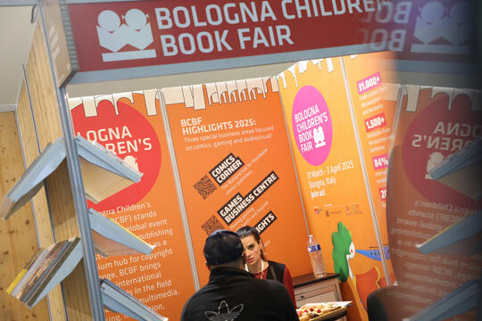 Mariaelena Schiavo au stand de la Foire du livre jeunesse de Bologne au FIBD 2025