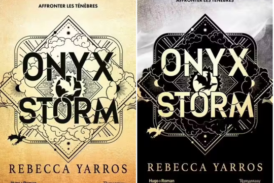 Les couvertures des éditions classique (à gauche) et collector (à droite) d'Onyx Storm, troisième tome de la série Fourth Wing de Rebecca Yarros, paru aux éditions Hugo
