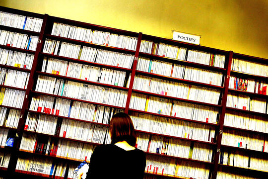 Le rayon poche à la librairie L'Écume des pages, à Paris VIe