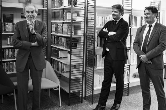 Robert Badinter lors de l'inauguration de la bibliothèque de la prison de la Santé, qui porte son nom