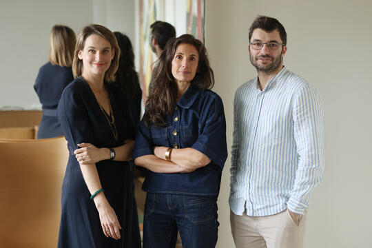 Aurélie Ouazan, directrice des éditions Hors Cadre, entourée de Karine Bailly de Robien et Pierre-Benoît de Veron, directeurs associés de Leduc
