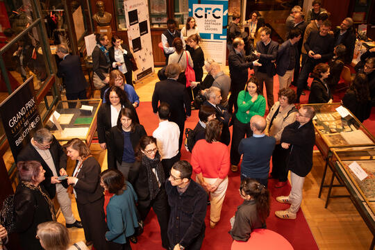 Rencontre avant la cérémonie dans la bibliothèque historique de Paris