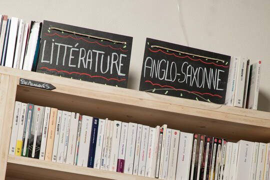 Le rayon littérature anglo-saxonne de la librairie L'Utopie, à Paris