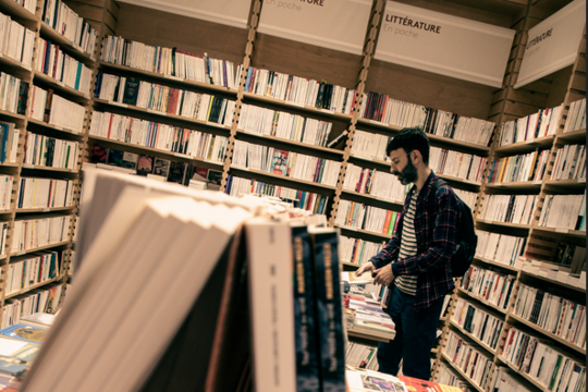 Le rayon poche à la librairie Ici, à Paris