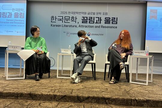 Conversation entre les poètes Linda Maria Baros (à droite) et Park Sangsoon (au centre) animée par Ju Hyounjin professeure de littérature française à l’université de Kongju (à gauche)