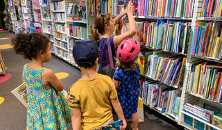 Rayon jeunesse en librairie