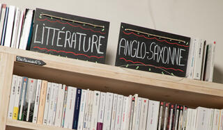 Le rayon littérature anglo-saxonne de la librairie L'Utopie, à Paris