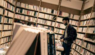 Le rayon poche à la librairie Ici, à Paris