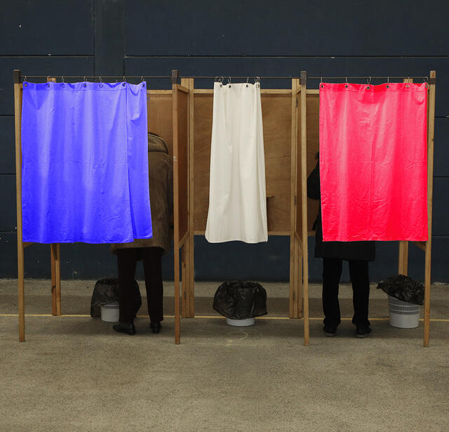 Isoloirs dans un bureau de vote 