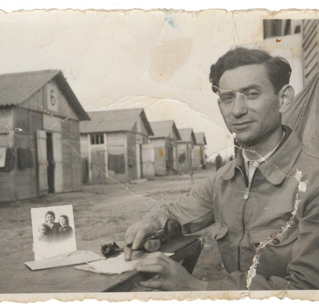 Zalma Wojakowski montrant la photo de sa femme et de ses enfants, camp de Beaune-la-Rolande (Loiret). France, 20/05/1942 © Mémorial de la Shoah/coll. Régine Betts