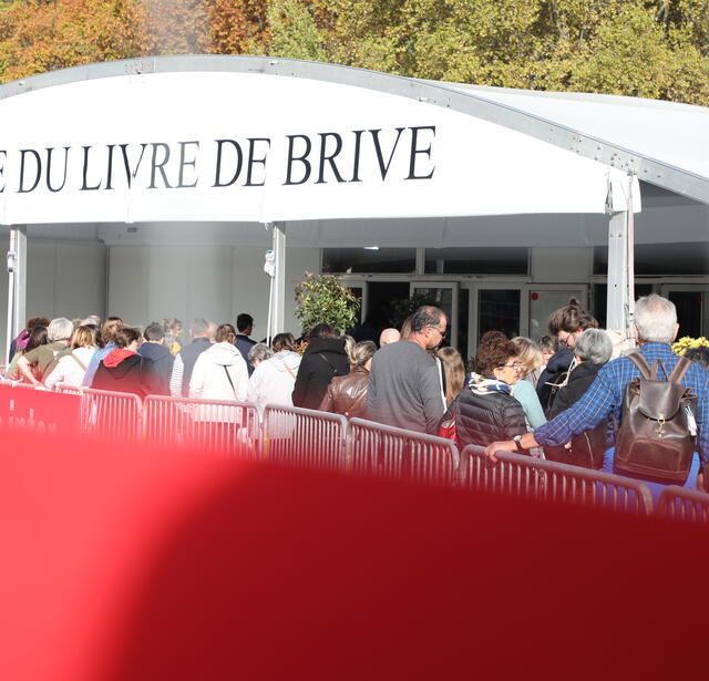 Le public devant la halle Georges Brassens.