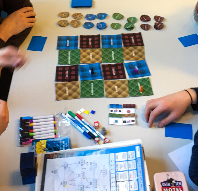 La bibliothèque lyonnaise du 6e organise des rendez-vous pour tester des prototypes de jeux de société. Leurs créateurs, amateurs ou professionnels, recueillent l’avis des usagers.