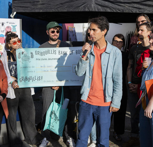 Damien Poulain reçoit le prix Gribouillis jeunesse 2024 pour Birds