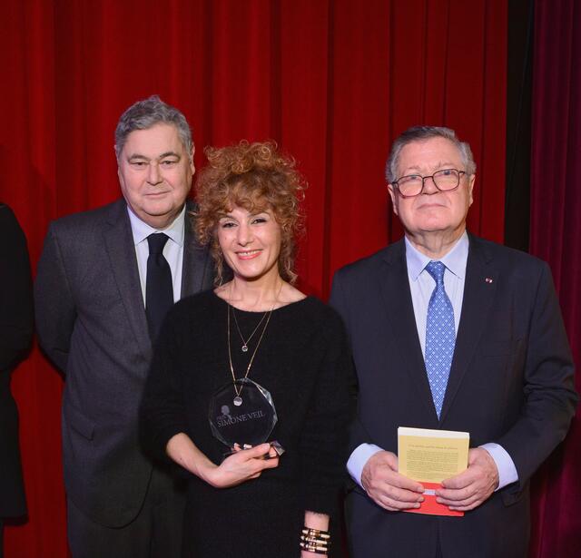Abnousse Shalmani, lauréate du prix Simone Veil 2024, entourée de Pierre-François Veil et Jean Veil