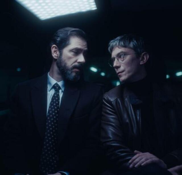 Melvil Poupaud et Swann Arlaud dans la série Dans l'ombre sur France 2