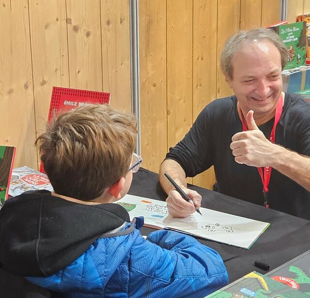 Émile Bravo en dédicace au stand Seuil Jeunesse