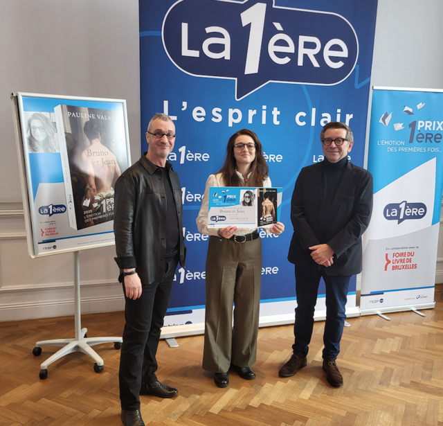 Laurent Dehaussay (animateur de La Première), Pauline Valade (lauréate) et Xavier Huberland (directeur général pôle médias de la RTBF)