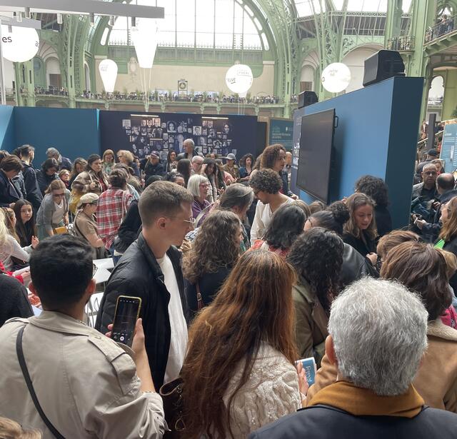 Le Pavillon du Maroc, invité d’honneur du Festival du Livre de Paris 2025, bondé pour la rencontre avec Leïla Slimani.