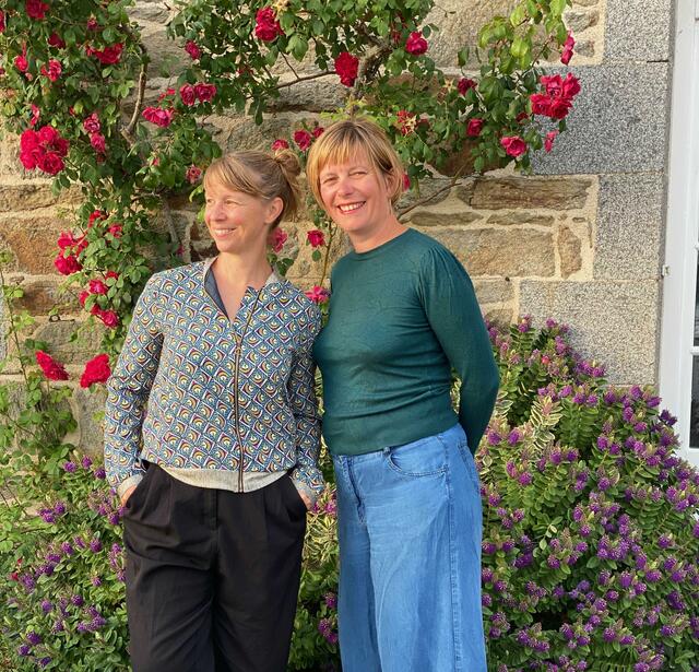 Camille Foucher et Manon Durieux, fondatrices de la librairie-Café La Renverse, à Saint-Suliac (Ille-et-Vilaine)