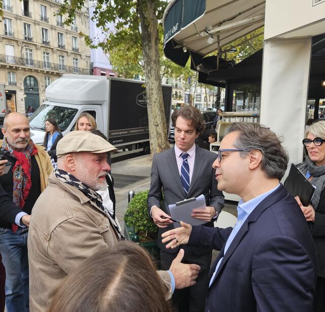 Joseph Incardona arrivant au café des Deux Magots pour recevoir son prix