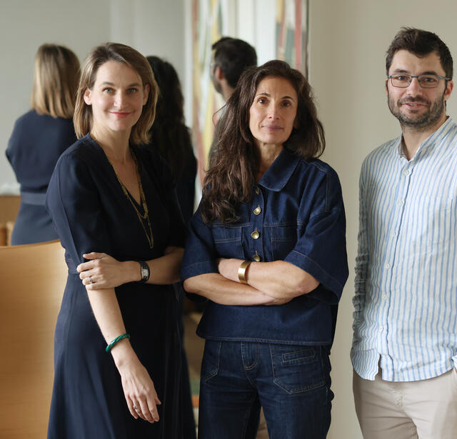Aurélie Ouazan, directrice des éditions Hors Cadre, entourée de Karine Bailly de Robien et Pierre-Benoît de Veron, directeurs associés de Leduc