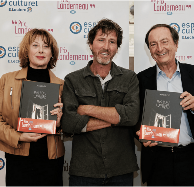 Chabouté, lauréat du prix Landerneau BD 2025 entouré de Catel et de Michel-Édouard Leclerc