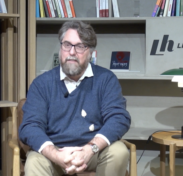 David Meulemans, fondateur des éditions Aux Forges de Vulcain, dans le studio de Livres Hebdo
