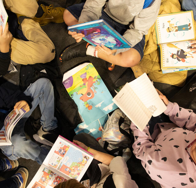 De jeunes lecteurs au SLPJ de Montreuil en 2024