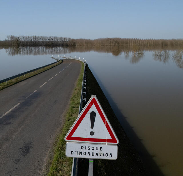 Une route coupée par la montée des eaux près d'Angers