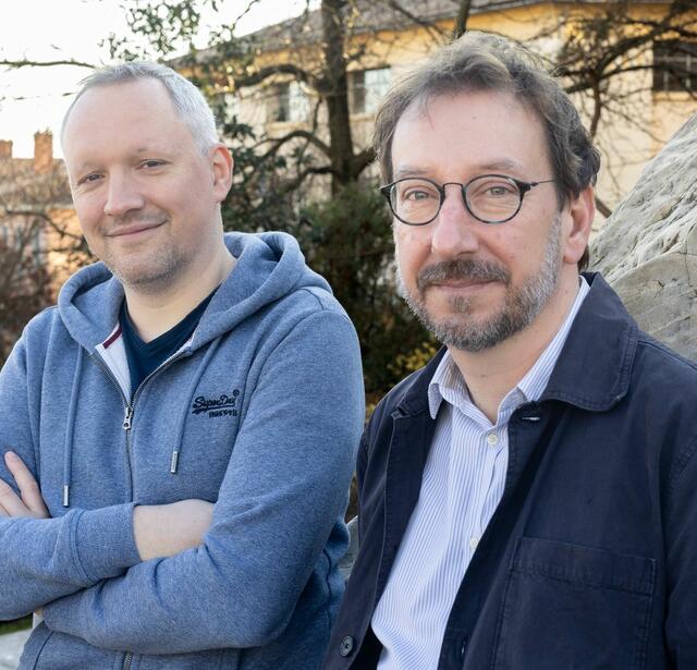 Jibé et Mathieu Diez devant le Gros Caillou de la Croix-Rousse à Lyon