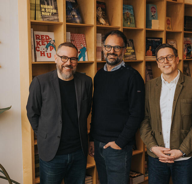 Sylvain Lumbroso, directeur général de Bayard Canada, entouré des co-fondateurs des éditions La Pastèque Martin Brault & Frédéric Gauthier