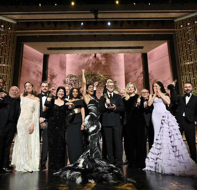 L'équipe du film "Une bataille après l'autre", adaptée de Vineland de Thomas Pynchon, lors de la cérémonie des Oscars 2026