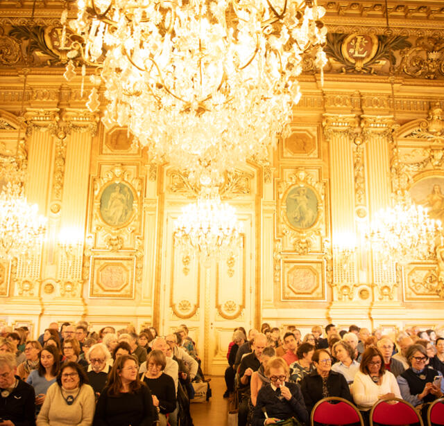 Le public sous les lustres du grand salon de l'hôtel de ville de Lyon