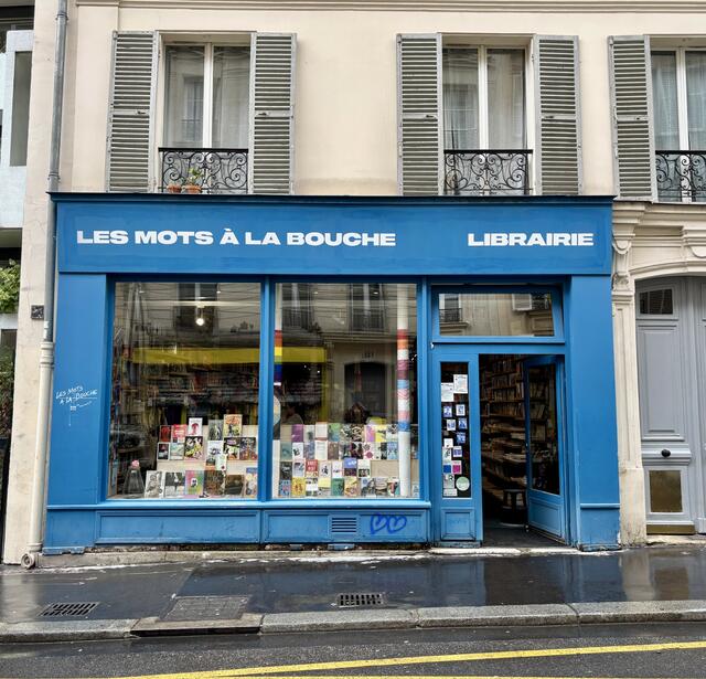 Devanture de la librairie Les mots à la bouche