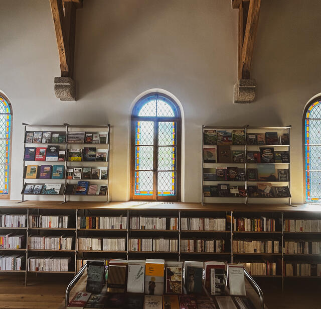 La librairie La Maison des Feuilles a pris place sous les vitraux de la Chapelle de la Gare.