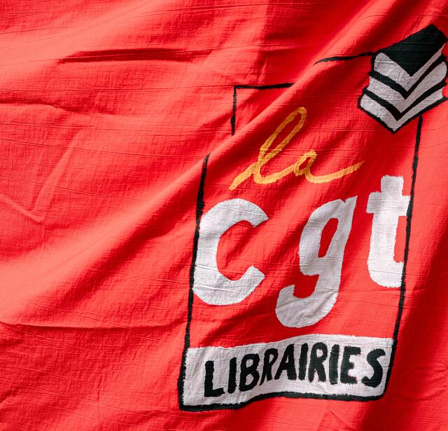 Un drapeau de la CGT Librairies lors du rassemblement des libraires, à Paris, le 8 septembre 2026.