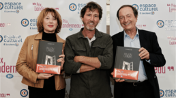 Chabouté, lauréat du prix Landerneau BD 2025 entouré de Catel et de Michel-Édouard Leclerc