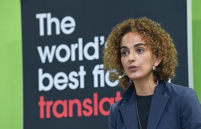 Leila Slimani intervenant à la Foire du livre de Londres 2023