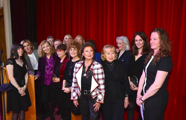 Photo de groupe prise lors du 14e Salon des Femmes (lauréates, membres du jury)