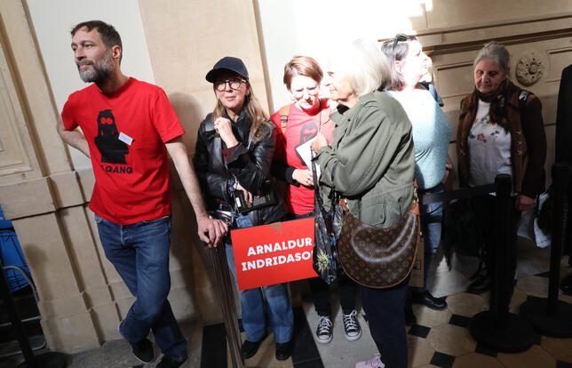 Le public patiente dans les allées
