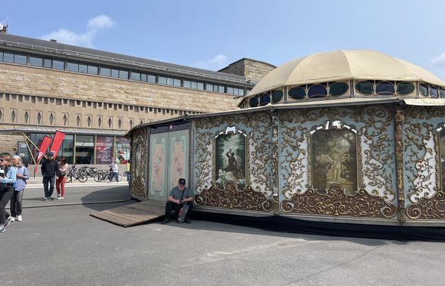 Un nouveau chapiteau devant le Palais du grand large qui accueille le festival Etonnants voyageurs