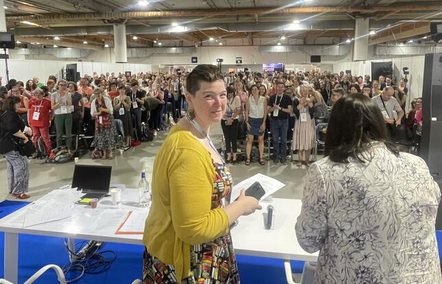 Sam Helmick et Amanda Jones, de l’association des bibliothèques américaines, devant l’assemblée du congrès de l’association des bibliothécaires de France.