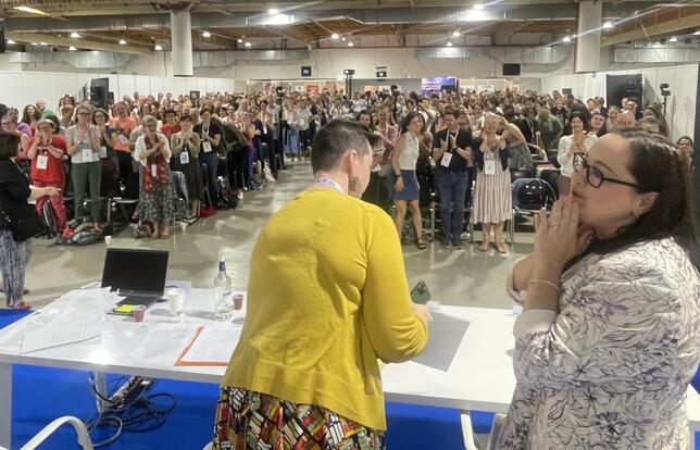Sam Helmick et Amanda Jones, de l'ALA, devant l'assemblée du congrès de l'ABF 2025.jpg
