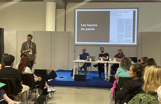 table ronde sur le militantisme en bibliothèque, avec les podcasteurs Deux connards dans un bibliobus.
