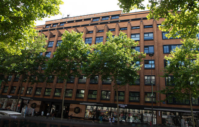 La façade des éditions et de la librairie Eyrolles, boulevard Saint-Germain à Paris, en juin 2025