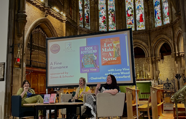 Lucy Vine, Laura Wood et leur éditrice Molly Crawford à la conférence « Une bonne romance »