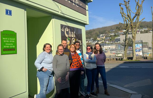 Devant la librairie : Karine, Clémence, Laurent, Cécile, Jonathan, Claire, Clémence