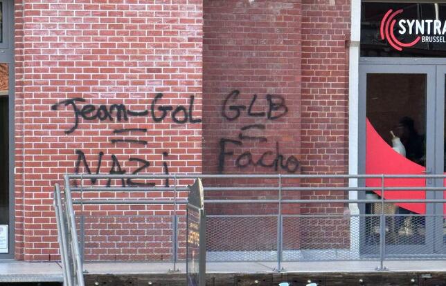 Les murs du site de Tour & Taxis avaient également été tagués avec des messages visant le centre Jean Gol en 2025